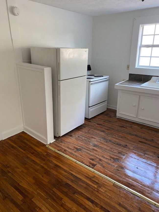 Building Photo - Renovated 1 Bedroom 1 Bath Unit for Rent!
