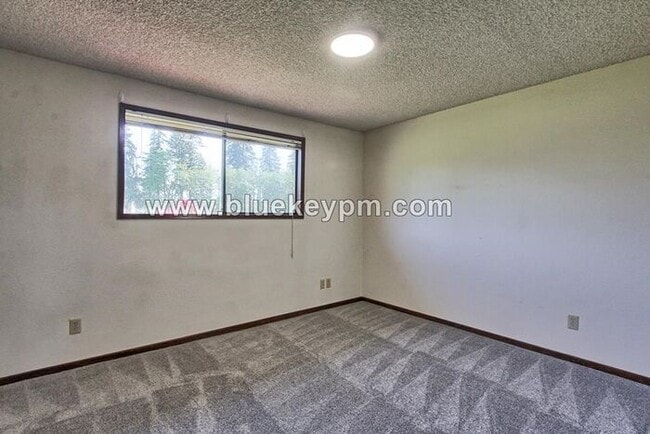Building Photo - Unit #4- 2 Bed, 1 Bath Unit in Battle Ground in a 55+ Complex 2 blocks off Main Street
