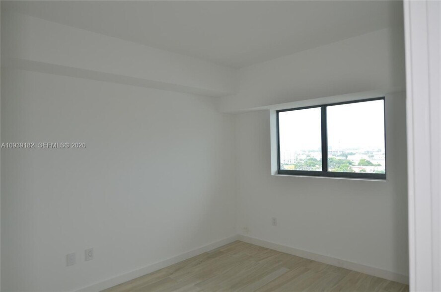 Building Photo - 460 NE 28th St
