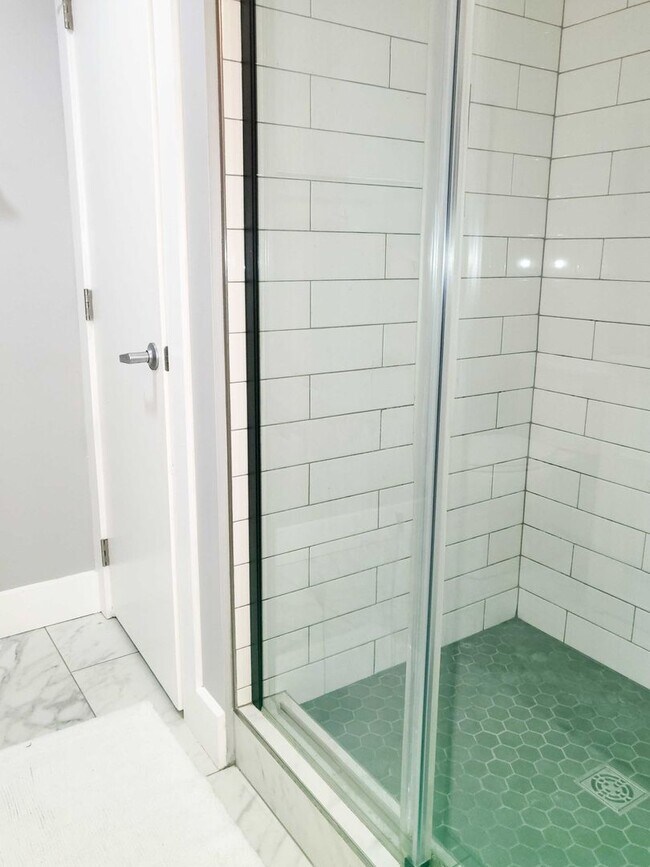 Building Photo - 2 bed/ 1 bath corner condo