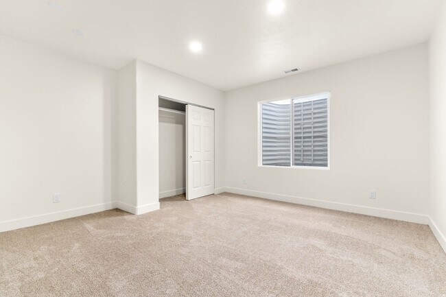Building Photo - Golf Course Living with Incredible Views and Finished Basement