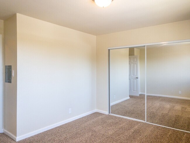 Building Photo - 2BD 1BA Recently Renovated Unit! Parking! ...