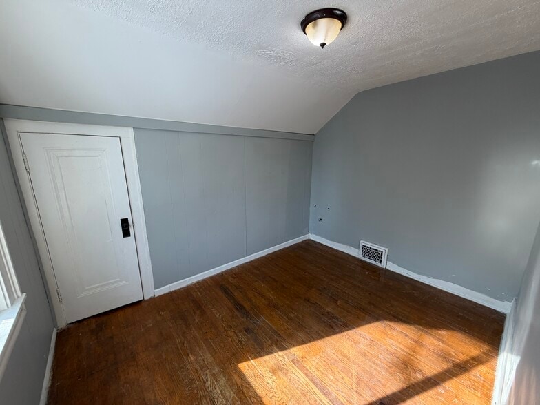 Building Photo - 2029 Cartier St