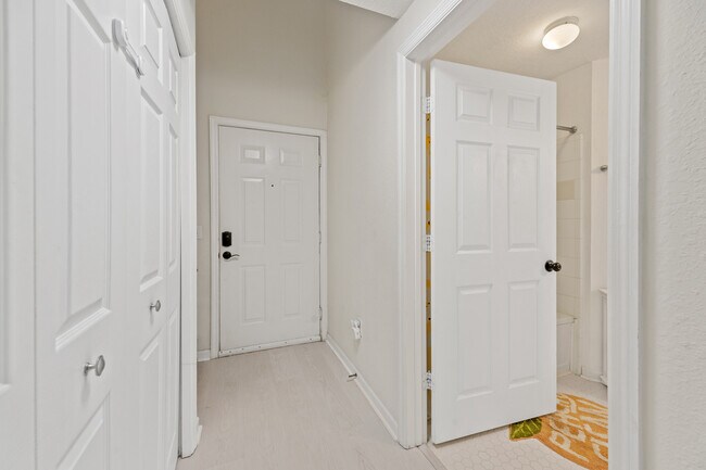 Building Photo - 2801 Chancellorsville Dr