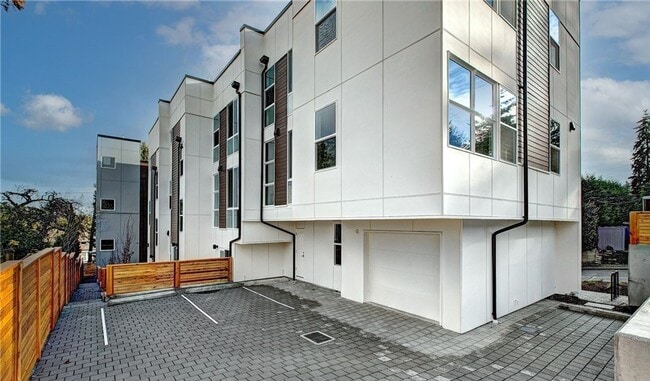 Building Photo - Magnolia Townhome