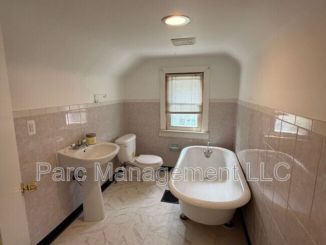 Building Photo - 91 Waterly Ave