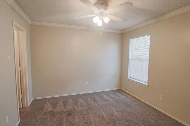 Building Photo - Great 3/3/2 Duplex!