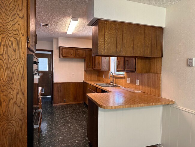 Building Photo - 3 Bedroom 2 Bath 2 Car Garage in Arlington...