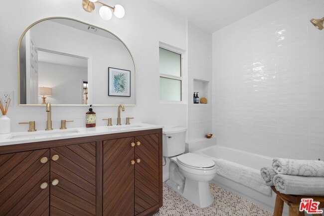 Building Photo - 2400 W 74th St
