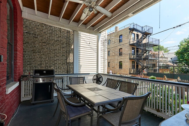 Building Photo - 1049 N Hoyne Ave