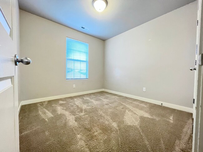 Building Photo - 3 Bedroom/3.5 Bathroom Townhome in South J...