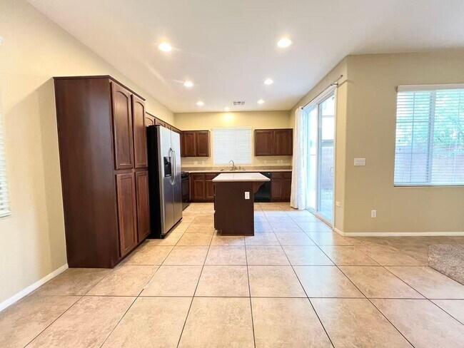 Building Photo - Welcome to this well-maintained 3-bedroom, 2.5-bath home