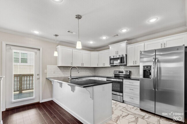 Building Photo - 532 Highland Ave