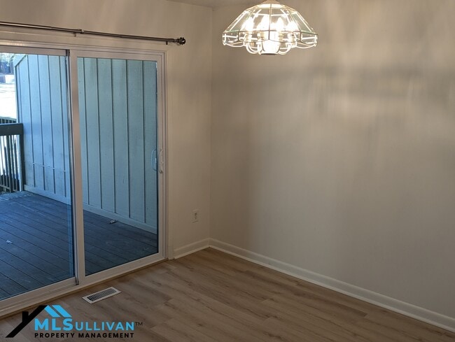 Building Photo - 4100-4105 Five Oaks Dr