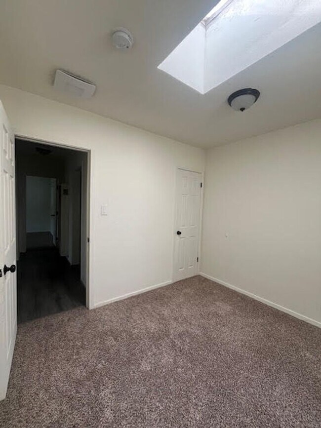 Building Photo - Pet Friendly 4 Bedroom Home