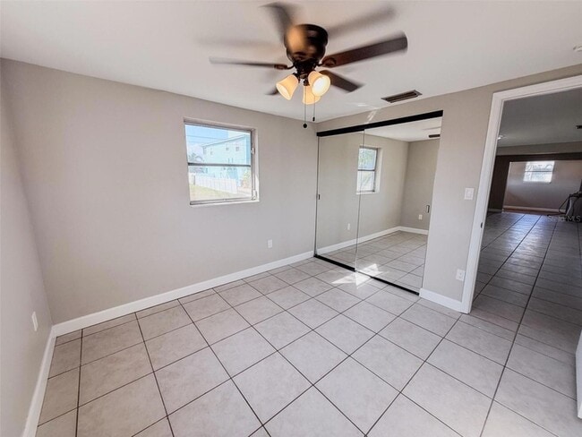 Building Photo - 818 Bayview Dr