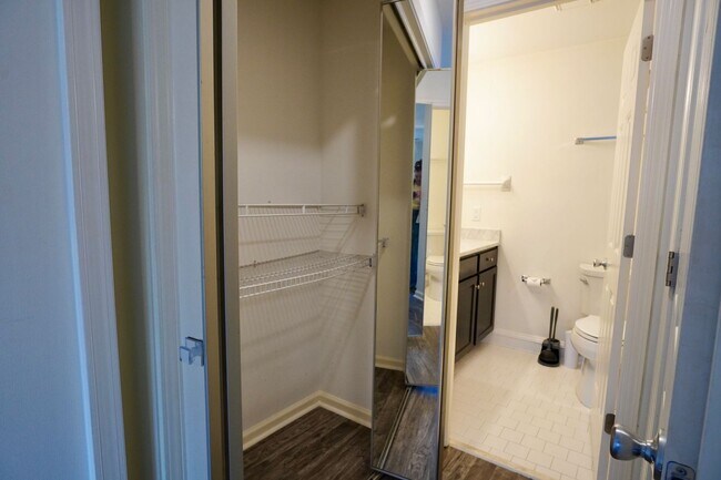 Building Photo - 2 Bed 2 Bath in Desirable Green Hills!
