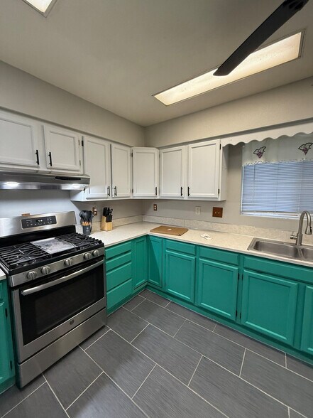 Building Photo - 600 NE 3rd St