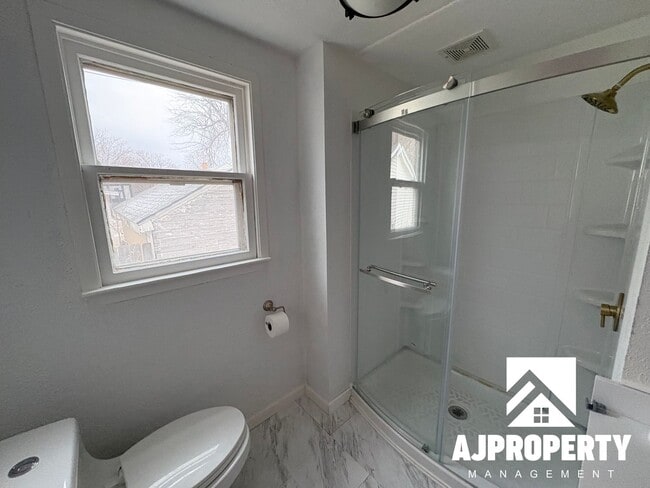 Building Photo - 1925 S Lake Ave