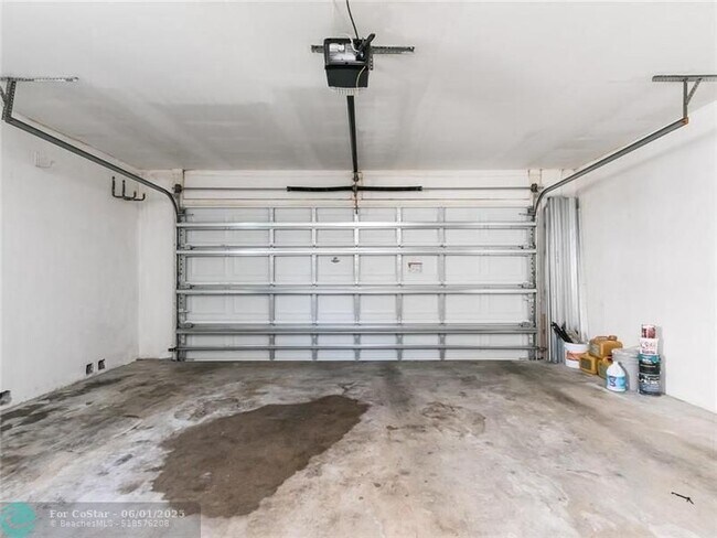 Building Photo - 9420 NW 31st Pl