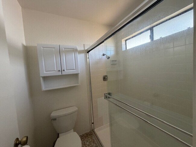 Building Photo - Gorgeous 4 Bed 3 bath