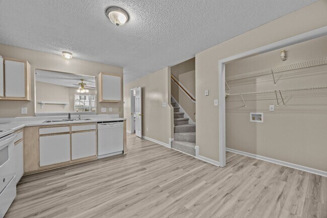 Building Photo - Welcome to Hunters Creek!