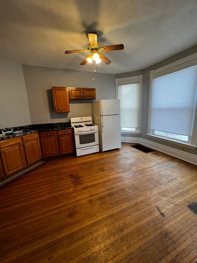 Building Photo - 1228 Tremont Ave
