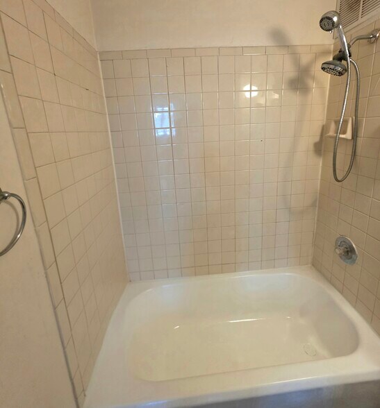 Building Photo - 2218 E Eden Pl