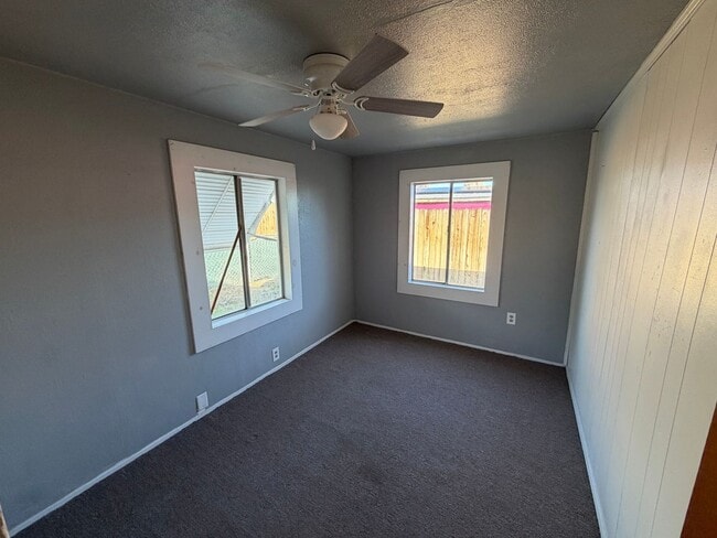Building Photo - 2 bed 1 bath in Taft!