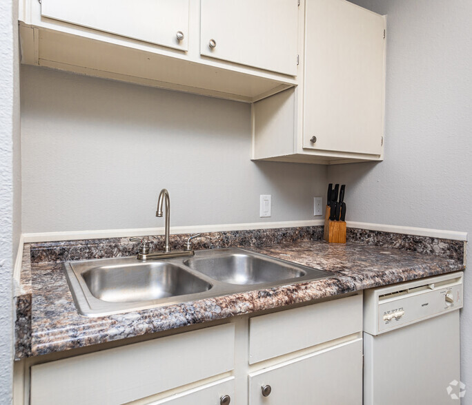 1BR, 1BA - 535SF Kitchen - Avalon Apartments