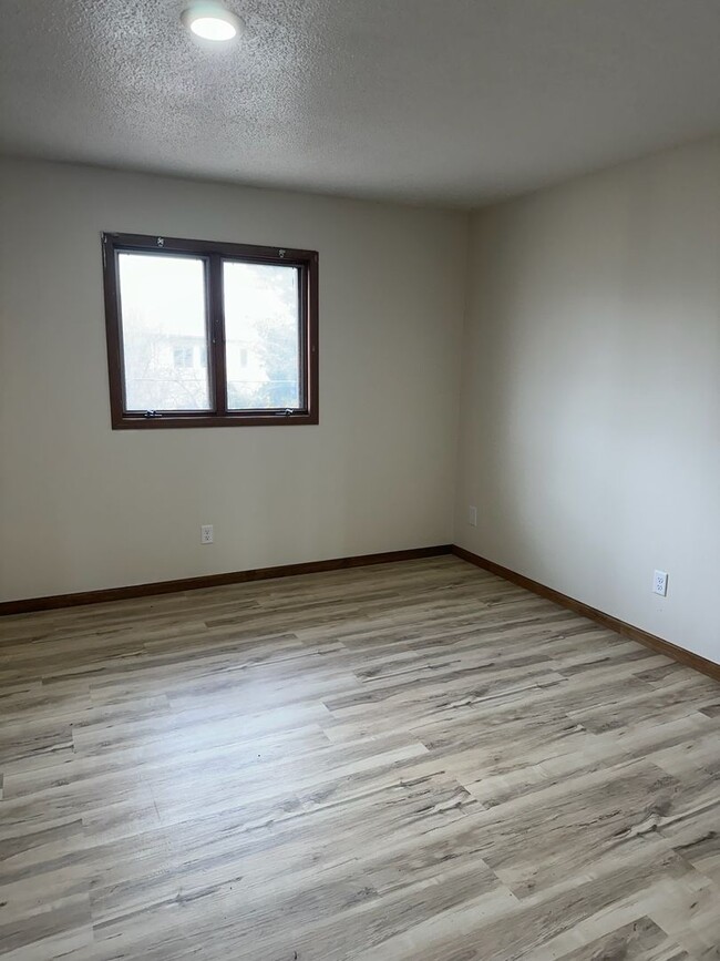 Building Photo - 3 bedroom, 3.5 bathroom, remodeled Southsi...