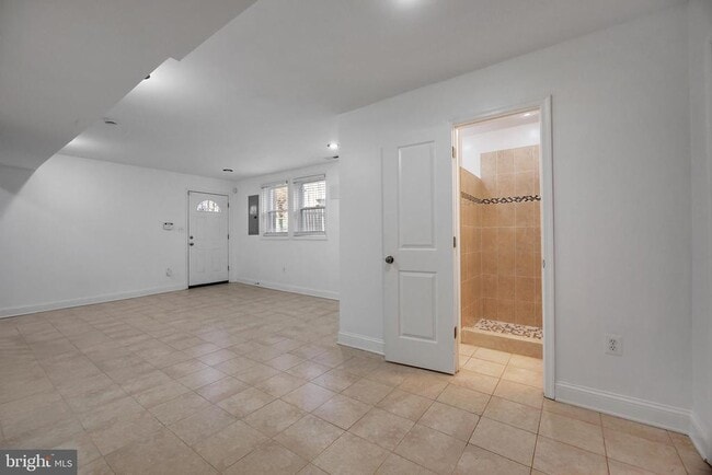 Building Photo - 458 Oakwood St SE