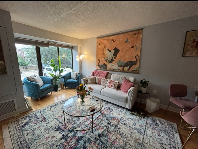 Spacious living room - 2001 Hamilton St