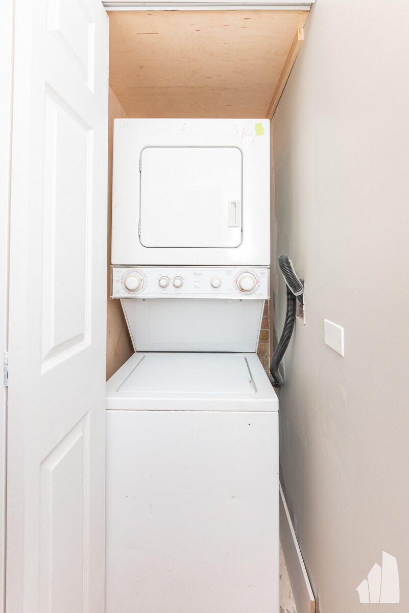 Building Photo - 1122 W Addison St