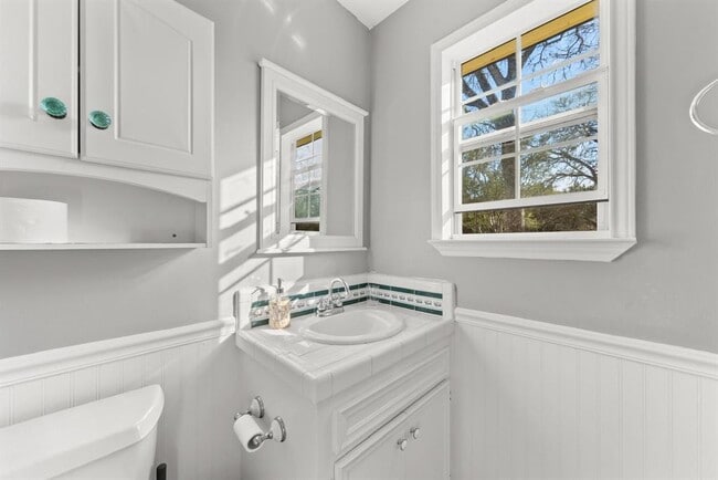 Building Photo - 28 W Inwood Forest Dr