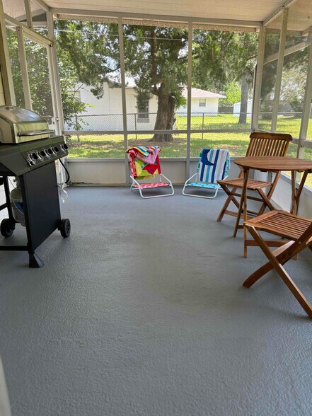 Building Photo - 2022 Royal Palm Dr