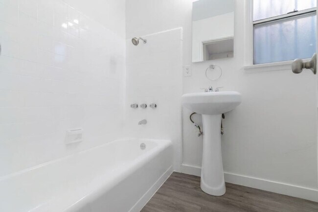 Building Photo - 1127 W 111th St