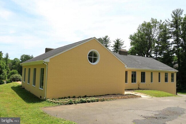 Building Photo - 901 Walker Rd