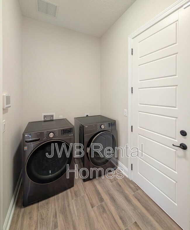 Building Photo - 75 Carousel Dr