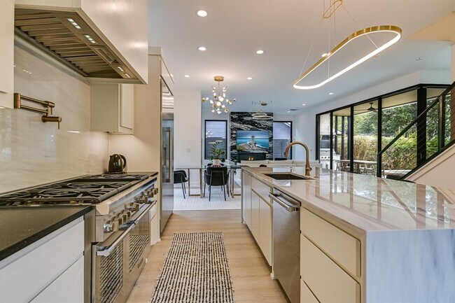 Building Photo - 2015 De Verne St