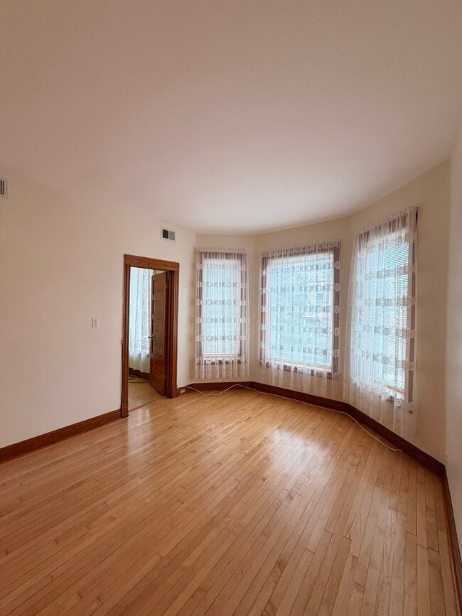 Building Photo - 2613 W Walton St