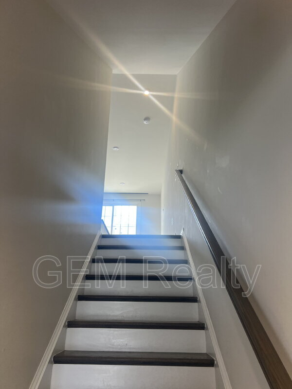 Building Photo - 1833 Sag Harbor Ln