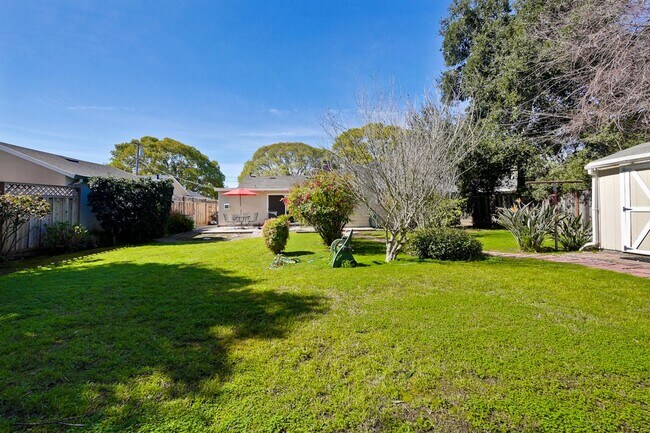 Building Photo - Awesome Home Located in a Quiet Tree Line ...