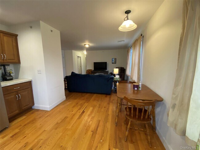 Building Photo - 27 N Main St