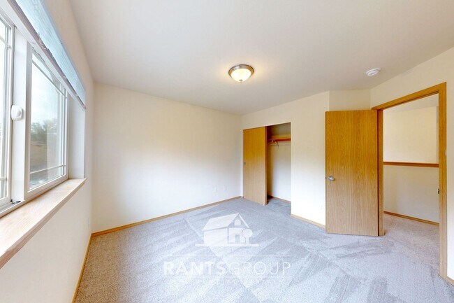 Building Photo - Great Location!  Quiet Neighborhood!