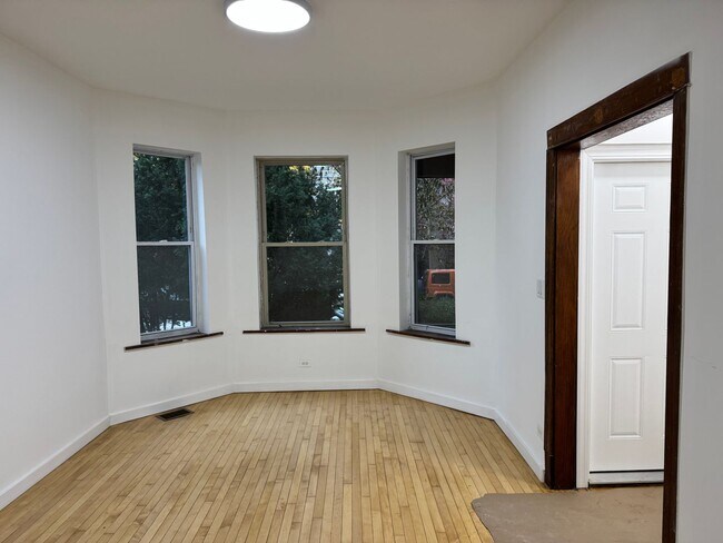 Building Photo - 1336 W Barry Ave