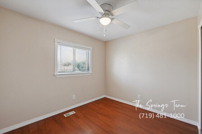 Building Photo - INVITING 3BD HOME w/ SPACIOUS LAYOUT & CHARM - Security Deposit Waiver Available