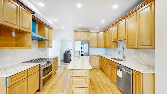 Building Photo - 48 Rockwell St