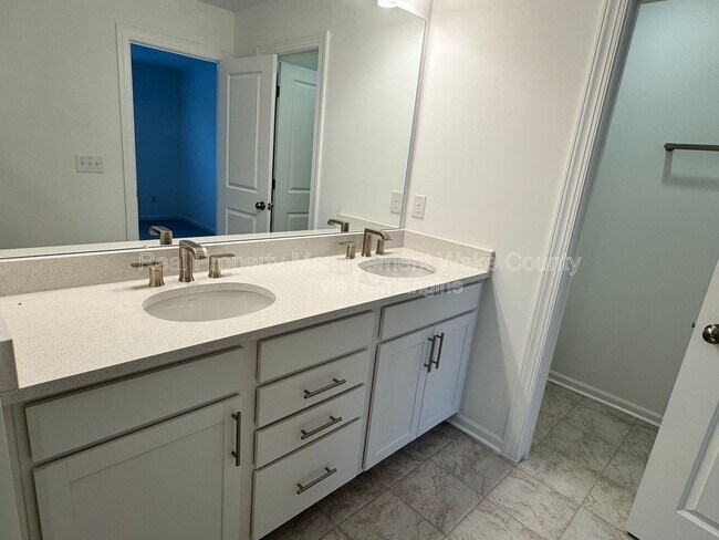 Building Photo - 416 Rowe Wy