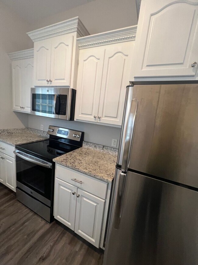 Building Photo - Charming 3/2 Home in Great Neighborhood